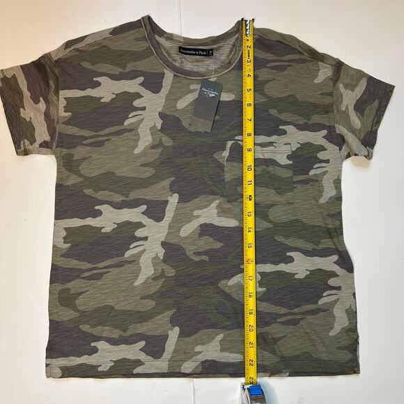 Abercrombie & Fitch Green Camo Print Pocket T-Shirt - Women's Size XS - NWT - Picture 3 of 6